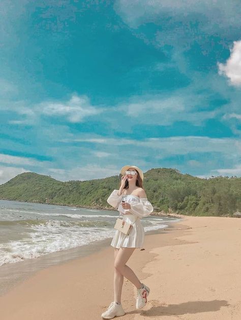 "APA YANG KAMU UCAPKAN, VINCENT!?" Dadaku terasa sangat sesak, bagai… #fantasi # Fantasi # amreading # books # wattpad Korean Beach Outfit, Bound To Fall In Love, Friendship Photoshoot, Pose Fotografi, Bff Photoshoot Poses, Bff Photoshoot, Beach Pictures Poses, Beach Photography Poses, Photography Posing Guide