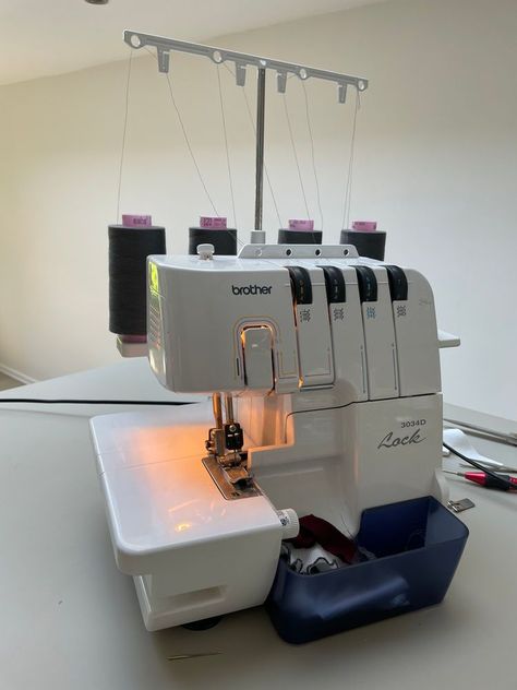 Overlocker Projects, Sewing Activewear, Serger Tips, Sewing Retreats, How To Thread, Serger Thread, Overlock Machine, Serger Sewing, Thread Up