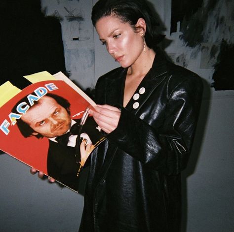 Halsey Updates on Twitter: "Halsey photographed recently by enfantsrichesdeprimes… " Halsey Nightmare, Halsey Style, Hopeless Fountain Kingdom, Look Grunge, Cindy Kimberly, Amy Winehouse, Halsey, New Pictures, Dark Hair