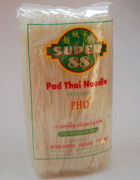 Pad Thai recipe... Important note: soak rice noodles in warm tap water for 15-20 minutes before sautéing. Didn't know this before! Pad Thai Vegetarian, Thai Restaurant Menu, Indian Food At Home, Vegetarian Pad Thai, Vegetarian Thai, Vietnamese Soup, Recipes Noodles, Pho Noodles, Pho Recipe