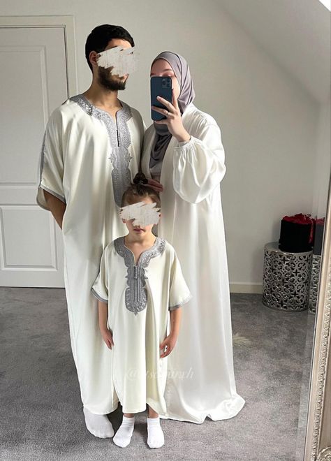 Thobe And Abaya Couple, Matching Thobes And Abaya, Matching Thobes And Abaya Couple, Eid Family Outfit, Matching Abaya Thobe Couple, Matching Abayas, Couple Dress Matching, Cute Couple Matching Outfits, Muslim Men Clothing