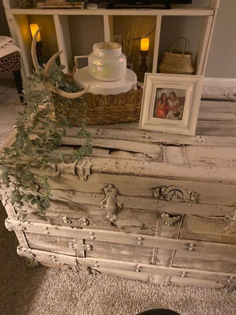 I bought this trunk from a junk dealer in Rimrock, Arizona. It was perfectly junky, distressed and rustic. Just what I wanted!! It served me graciously as an end table in my living room for years. But time marches on and I decided I wanted something else.🤦🏼‍♀️ The before picture. It’s dark, and distressed with a glass top. There are remnants of a burlap type fabric covering some of the sections as well as leather handles and trim. I loved the heavy metal hinges and latches and oh how Old Trunk Makeover Ideas, Antique Trunk Decor, Antique Trunk Makeover, Trunk Redo, Steamer Trunk Coffee Table, High End Table, Trunk Makeover, Desk Makeover Diy, Antique Steamer Trunk