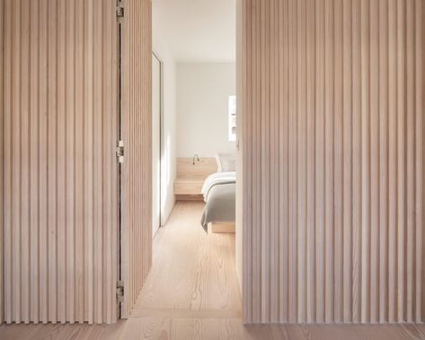 Proctor & Shaw uses grooved wooden wall to divide London apartment London Apartment Interior, Modern Appartement, Timber Walls, Minimalist Apartment, London Apartment, London Design, Cheap Decor, Wood Flooring, Apartment Interior