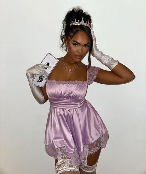 Gabrielle🤍 | Lady of the ton and diamond of the season 💎 | Instagram Bridgerton Costumes Halloween, Bridgerton Halloween Costume, 24th Birthday Party Ideas, Bridgerton Halloween, Halloween Gate, Halloween Poses, 24th Birthday Party, Outfit Ideas Halloween, Halloween Fantasia