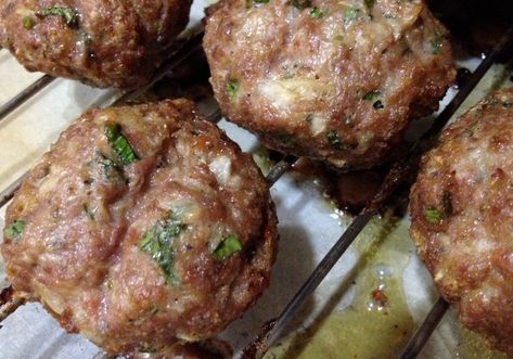 Resturant Menu, Greek Burger, Weekday Meals, Minced Meat, Greek Style, Meat Dishes, Greek Recipes, Summer Recipes, Meatballs