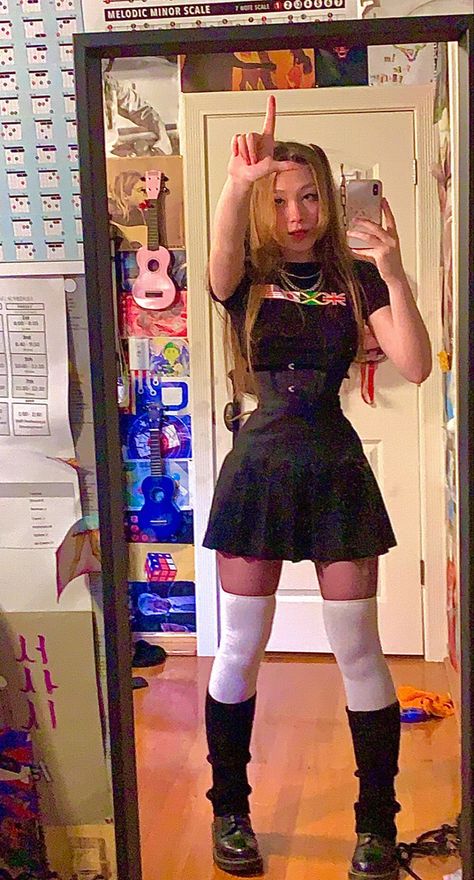 Skirt And High Socks, Thigh High Outfits Sock, Outfits With Thigh Highs, Thigh High Socks Outfit Aesthetic, Thigh High Sock Outfit, How To Style Thigh High Socks, Thigh High Socks Outfit Grunge, Tall Socks Outfit, Thigh Socks Outfit