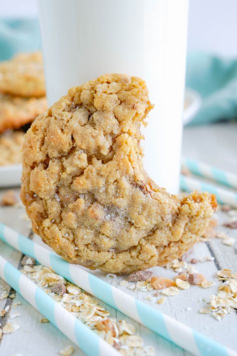 These Peanut Butter Oatmeal Cookies are the perfect treat for peanut butter fanatics. This is a quick and easy recipe that is great for special occasions or if you have a craving! Peanut Butter Oat Cookies, Peanut Butter And Oats Cookies, Oatmeal Peanut Butter Cookies, Crunchy Peanut Butter Oatmeal Cookies, Oat Peanut Butter Cookies, Peanut Butter Quick Oats, Penutbutter Cookes, Peanut Butter Cookie Recipe Soft, Peanut Butter Oats