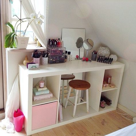 vegas_nay's photo on Instagram Tiny Bedroom Storage, Small Room Storage, Bedroom Storage For Small Rooms, Storage Hacks Bedroom, Bedroom Storage Ideas, Small Apartment Organization, Small Bedroom Storage, Dorm Room Hacks, Small Kitchen Storage