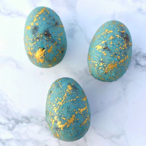 Chocolate Egg Decorating Ideas, Easter Chocolate Ideas, Diy Chocolate Eggs, Chocolate Eggs Diy, Chocolate Covered Coconut Eggs, Diy Easter Eggs Chocolate, Chocolate Easter Egg Decorating, Chocolate Eggs Easter, Chocolate Easter Eggs Recipe