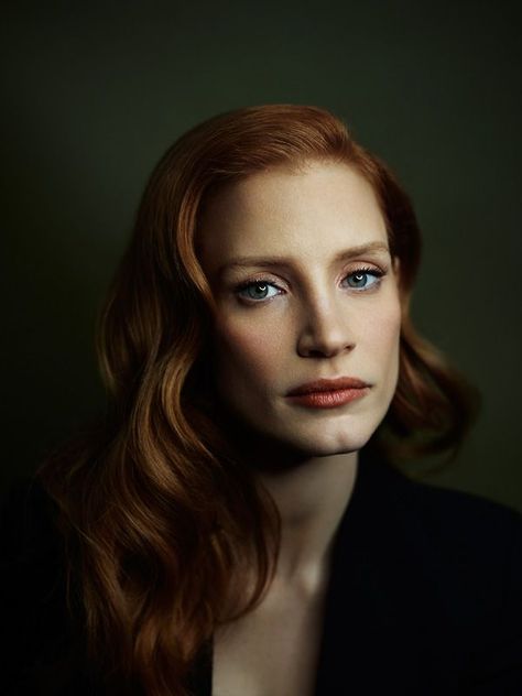 Jessica Chastain. Love how passionate she is about female equality and really is ready to stand up  for it for all woman. Has such passion and emotion, but level headed-ness when speaking. #actresses Joey Lawrence, Model Tips, Dark Portrait, Studio Portrait Photography, Studio Poses, Portrait Lighting, Annie Leibovitz, Long Red Hair, Studio Portrait