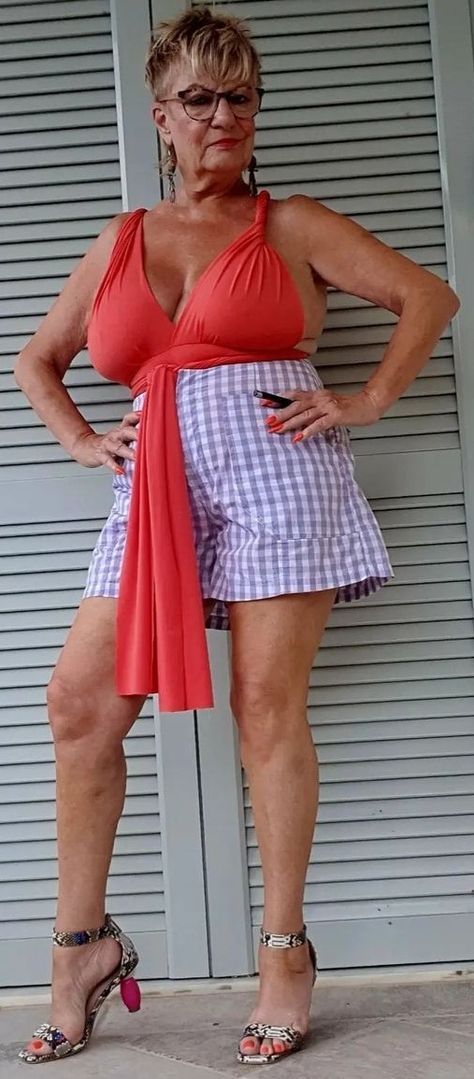 Busty Outfits Casual Chic, 46 Year Old Women, Funny Optical Illusions, How To Do Splits, Casual Chic Outfit, Optical Illusions, The Eye, Casual Chic, How To Look Better