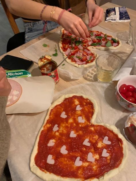 Valentines Sleepover, Homemade Pizza Party, Galentines Sleepover, Valentine Dinner Party, 22 Bday, Valentine Pizza, Valentines Movies, Valentines Party Food, Valentines Brunch