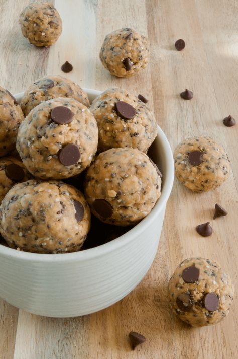 Chia Balls, Recipe With Peanut Butter, Peanut Butter Ball, Peanut Butter Oatmeal Balls, Oatmeal Balls, Energy Bites Healthy, Seed Balls, Preworkout Snack, Bites Recipes