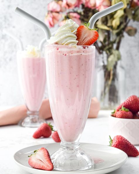 Eva Witek ➼ Snack Specialist on Instagram: “A straw for me, a straw for you. Put on your poodle skirt and let’s share this White Chocolate Strawberry Milkshake! Oh yes, I melted down…” Strawberry Milkshake Aesthetic, Aesthetic Milkshake, Milkshake At Home, Milkshake Ideas, Carb Breakfast Ideas, Blueberry Milkshake, Christmas Dinner Plates, Oreo Milkshake, White Chocolate Strawberries