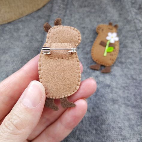 Capybara pin, Cute pins, Pins for bags, Brooches for women, - Inspire Uplift Diy Crafty Gifts, Sewing Felt Projects, Capybara Embroidery, Pins For Bags, Jewelry For Teens, Cute Capybara, Teen Art, Cute Sewing Projects, Felt Ideas