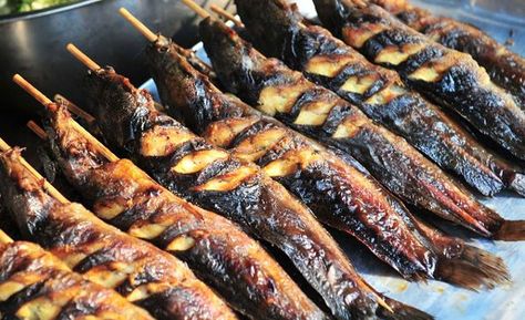 Grilled Catfish Grilled Catfish, Chicken Baked, Tasty Thai, Khmer Food, Food Asian, Asian Street Food, Scary Wallpaper, Grilled Fish, Thai Food