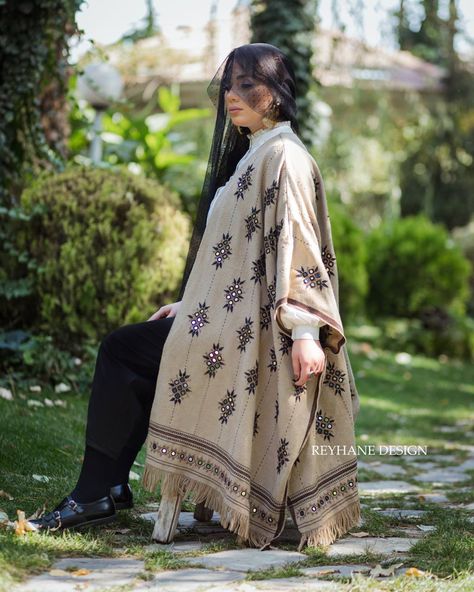 Desi Winter Outfits, Casual Bridal Dress, Afghani Dresses, Lawn Dresses, Simple Casual Outfits, Embroidery Boutique, Cape Shawl, Modest Fashion Hijab, Salwar Designs