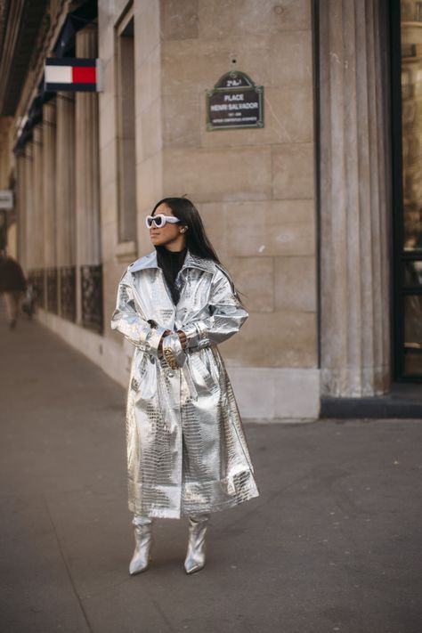 Looks For Paris, Skirts And Boots, Shiny Fashion, Fashion Gone Rouge, Top Street Style, Paris Fashion Week Street Style, Paris Outfits, Lifestyle Trends, Style Looks