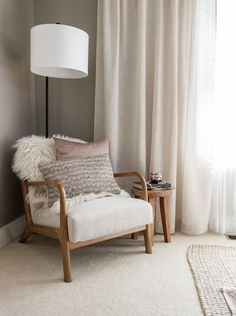 Bedroom Reading Corner, Bedroom Nook, Beige Bedroom, Bedroom Corner, Living Room Corner, White Chair, Style Deco, Master Bedrooms Decor, Minimalistic Design