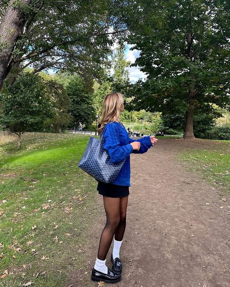 Easy like a walk in the park 🌱🤸🏼‍♀️🌳 | Instagram Nyc Fall Outfits, Road Trip Outfit, Nyc Fall, University Style, Walking Outfits, Trip Outfits, Concert Fits, Indie Fashion, Cute Fall Outfits