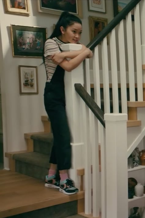 Keep it simple with black overalls, styling it with a retro striped tee and dad sneakers, aka the athletic trend au moment. Overalls Styling, Lara Jean Aesthetic, Jean Pocket Detail, Lara Jean Covey, Ripped Jeggings, Lana Condor, Movie Inspired Outfits, Lara Jean, Black Overalls