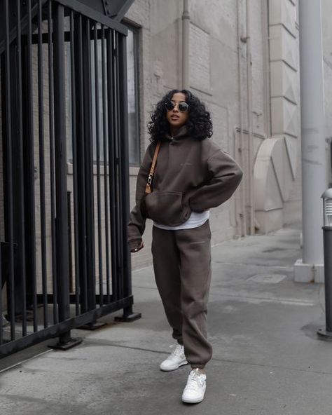 Brown Sweat Set Outfit, Oversized Sweats Outfit, Hoodies And Sweatpants Outfit, How To Style Sweats, Matching Set Outfit Sweats, Comfy Street Style, Sweat Set Outfits, Matching Sweat Set, Sweats Set