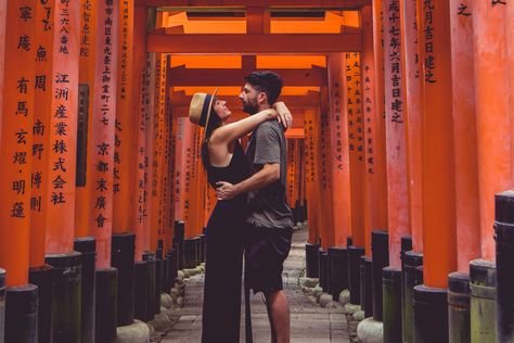 Couple posing at Fushimi Inari Tori Gates Tokyo Picture, Japan Photoshoot, Japan Travel Photography, Japan Honeymoon, Fushimi Inari Shrine, Couple Travel Photos, Kyoto Itinerary, Japan Autumn, Inari Shrine