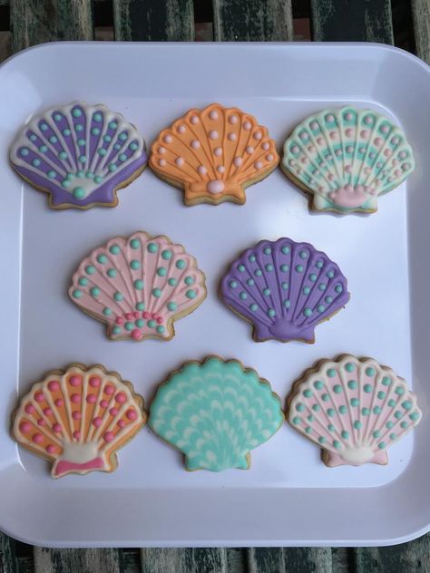 Seashell Cookies Seashell Cookies Decorated, Mermaid Sleepover, Clam Shell Cookies, Sailboat Cookies, Shell Cookies, Seashell Cookies, Mermaid Cookies, Ariel Party, Beach Cookies