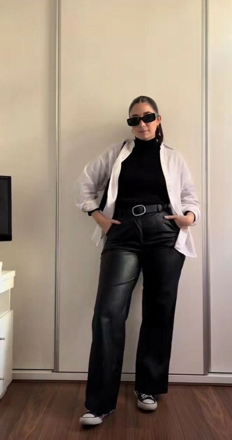 Try this effects combo by Maria Martinez on Photo Lab Curvy Leather Pants Outfit, Philanthropy Outfits, Leather Pants Fit, Outfit Viaje, Outfit Curvy, Outfits Gorditas, Outfit Elegantes, Leather Pants Outfit, Modesty Outfits