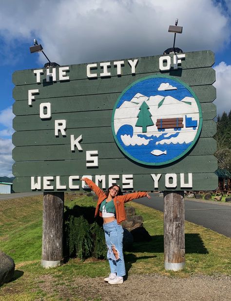 #twilight #forks Forks Sign Twilight, Forks Washington, Twilight Party, Washington Vacation, Washington Usa, Party Photo Booth, Bucket List Destinations, Halloween Movies, Twilight Saga