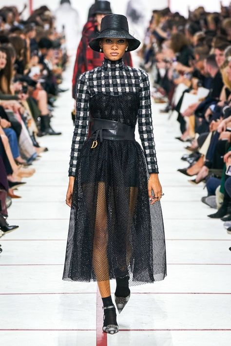 Christian Dior Herbst/Winter 2019-2020 Ready-to-Wear - Kollektion | Vogue Germany Ropa Upcycling, Runway Fashion Couture, Moda Paris, Dior Fashion, Vogue Japan, Retro Mode, Vogue Australia, Dior Couture, Vogue Russia