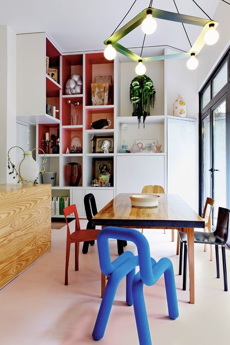 Bold Chairs, Red Bench, Blue Chairs, Dining Room Inspiration, Eclectic Interior, La Fashion, Eclectic Decor, Interior Inspo, Trending Decor