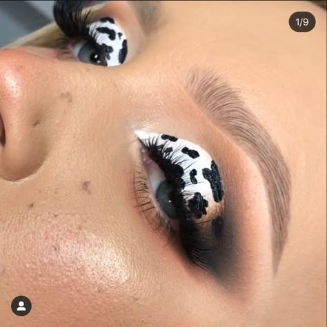 Cowgirl Makeup, Halloween Costumes 2022, Cow Halloween, Animal Makeup, Eyeshadow Ideas, Cow Costume, Halloween Coustumes, Graphic Makeup, Makeup Easy