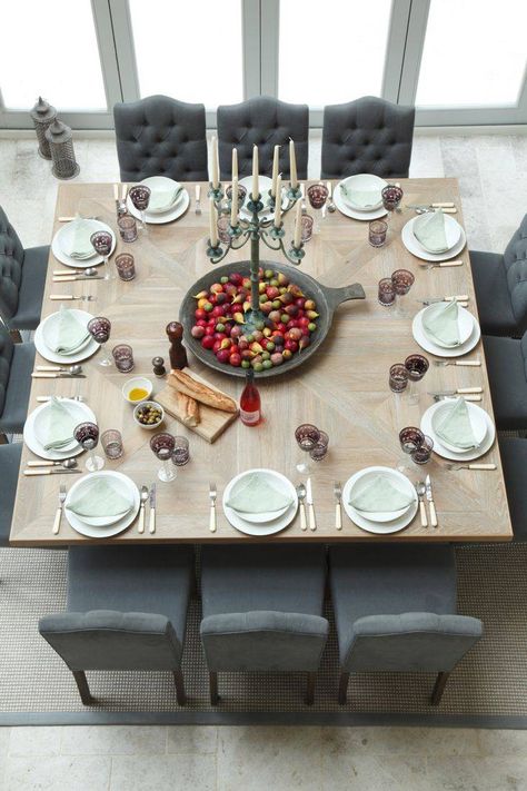 this is holiday setting and is so much more dramatic than the traditional 12 top rectangular tables Square Dining Room Table, Rustic Thanksgiving Table, Table For 12, Grande Table A Manger, Rustic Thanksgiving, Round Dining Room Table, Round Dining Room, Small Kitchens, Table Designs