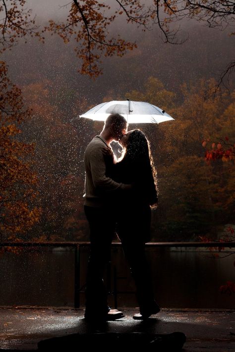 Engagement Photos Umbrella, Engagement Photos Rainy Day, Rainy Day Engagement Photos, Rainy Day Engagement Pictures, Rainy Day Couple Photoshoot, Rainy Couple Aesthetic, Rain Engagement Photos, Rain Wedding Photos, Rainy Engagement Photos