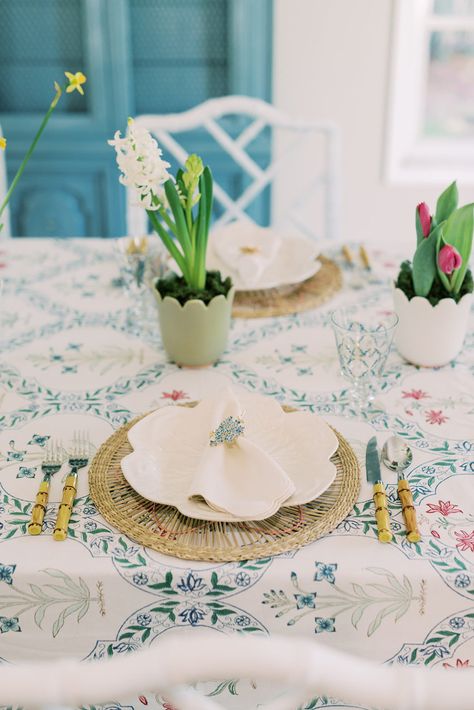 I Love A Wallpaper, Jaipur Block Print, Floral Tablescapes, Sarah Tucker, Floral Napkin Rings, Bamboo Flatware, Rattan Charger, Perfect Dinner Party, Spring Tablescapes