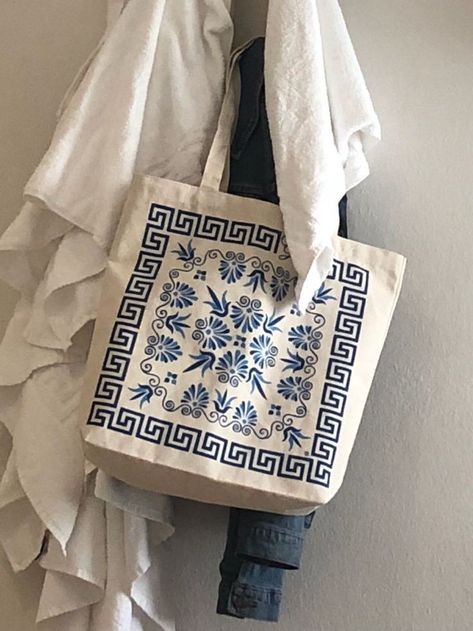 Block Print Tote Bag, فن النسيج, Diy Tote Bag Design, Anime Tote Bag, Handpainted Tote Bags, Totes Ideas, Diy Photo Book, Canvas Bag Design, Boho Tote Bag