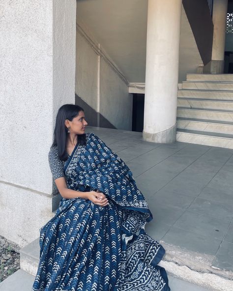 Aesthetic Saree Fits, Everyday Saree Look, Minimal Saree Look, Desi Blue Aesthetic, Blue Printed Saree, Indigo Cotton Saree, Indigo Saree Styling, Blue Saree Aesthetic, Blue And White Saree