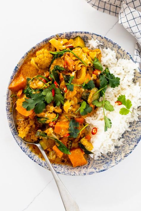 Creamy vegetable curry is a delicious, healthy and warming dinner recipe served with rice. Simple comfort food at its finest. #vegetablecurry #curry Curry Ideas, Ella Vegan, Vegetable Recipes Dinner, Vegetable Curry Recipes, Veg Curry, Vegetarian Curry, Vegetable Stew, Vegetable Curry, Recipes For Dinner