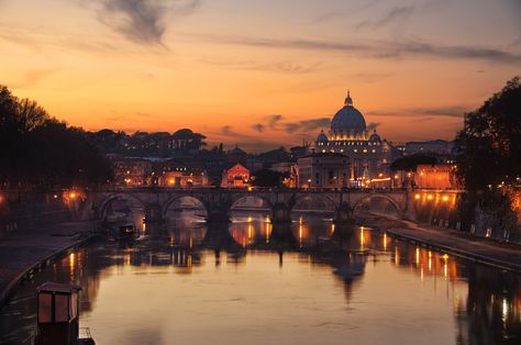 Rome Sunset, 10 Days In Italy, Tiber River, Italy Sunset, Vr 46, Italian Aesthetic, Amazing Sunsets, Italy Photo, Vatican City