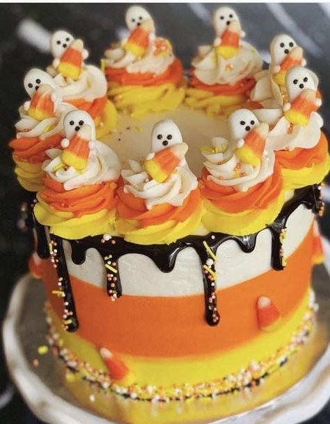 Cake Ideas Halloween, Halloween Party Cake Ideas, Cute Fall Cake Designs, Fun Halloween Cakes, Fall Bday Cakes, Small Halloween Cakes Ideas, Fall Themed Cake Ideas, Halloween Cakes And Cupcakes, Mini Cakes Halloween