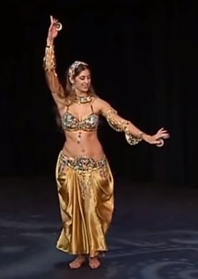 Sadie Belly dance Sadie Belly Dance, Belly Dance Shakira, Belly Dancing Hip Scarf, Gif Bellydance, Belly Dancing Videos, Pregnant Belly Dancer, Dancing Videos, Belly Dancing, Belly Dancers