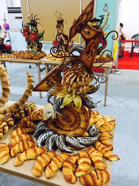 Bread Sculpture Art, Bread Showpiece, Chocolate Showpiece, Bread Display, Plate Presentation, Food Sculpture, Bread Art, Food Carving, Fashion Cakes