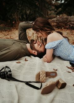 Couples Shoot Ideas Outdoor, Couple Photo Session Outfits, Moody Picnic Photoshoot, Outdoor Couple Photoshoot Intimate, Picnic Style Engagement Shoot, Pizza Picnic Photoshoot Couple, Picnic Blanket Photoshoot Couple, Intimate Pre Wedding Shoot, Pre Wedding Shoot Ideas Forest