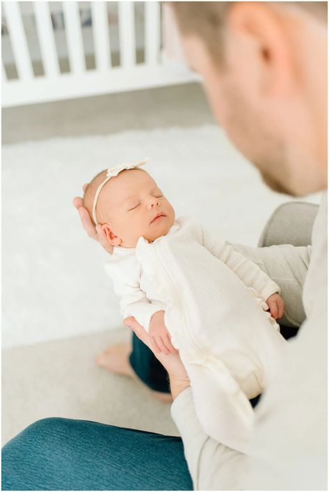 Lifestyle Newborn Photography On Couch, Homestyle Newborn Photography, In Home Newborn Session With Siblings, Newborn Lifestyle Photography At Home, Newborn Session With Siblings, Newborn Shoot At Home, Babies And Puppies, Nursery Photoshoot, Family Photos In Home