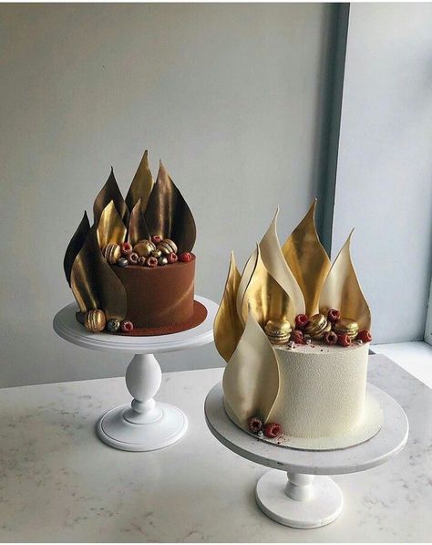 Cakes Decorated, Patisserie Fine, Buttercream Cake Designs, Chocolate Cake Designs, Elegant Birthday Cakes, Simple Cake Designs, Style Birthday, Cake Decorating Piping, Chocolate Cake Decoration