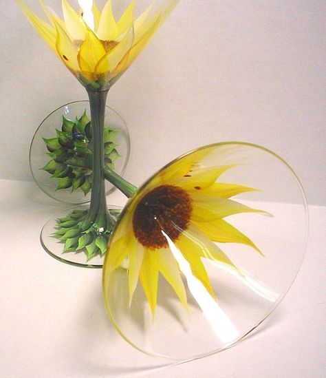 Painting Glass Bottles, Sunflower And Ladybug, Sunflower Stuff, Beautiful Glasses, Wedding Wine Glasses, Hand Painted Glasses, Wine Glass Crafts, Painting Christmas, Diy Jar Crafts