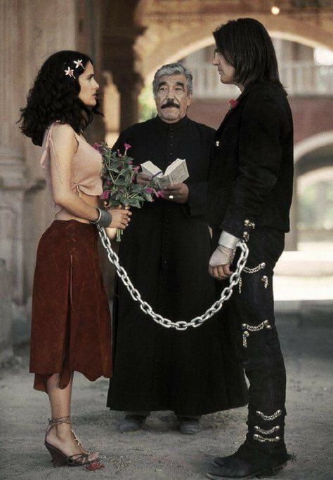 Salma Hayek and Antonio Banderas in Banderas in Desperado, 1995. Salma Hayek Style 90s, Untraditional Wedding, Salma Hayek Style, Selma Hayek, I Love Cinema, Catherine Zeta Jones, Salma Hayek, Film Movie, Once Upon A Time