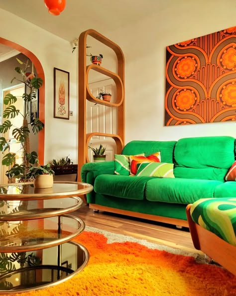 Green Couches, 70s Room, 70s Living Room, 70s Interior Design, 70s Interior, 70s House, Retro Interior Design, Retro Living Rooms, 70s Home