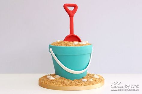 Bucket and Spade Cake Tutorial - Cakes by Lynz Bucket Cake, How To Make Sand, Realistic Cakes, Buttercream Cake Decorating, Beach Cakes, Cake Decorating Kits, Creative Cake Decorating, Seni Dan Kraf, Cake Decorating Frosting